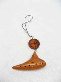 木製ストラップ!あたたかみの感じる木のぬくもり【オカリナ】